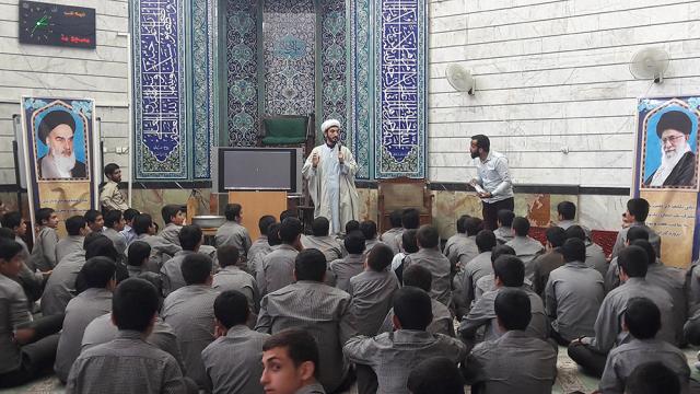 برگزاری جشن تکلیف دانش آموزان مدرسه شهید ناظم البکاء در شبستان مسجد منیریه، حوزه علمیه حضرت ابوطالب علیه السلام