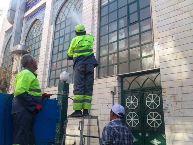 شست و شوی دیوارهای مسجد منیریه