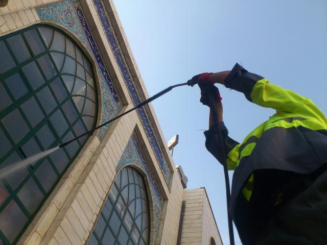 شست و شوی دیوارهای مسجد منیریه