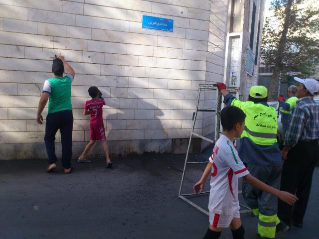 شست و شوی دیوارهای مسجد منیریه